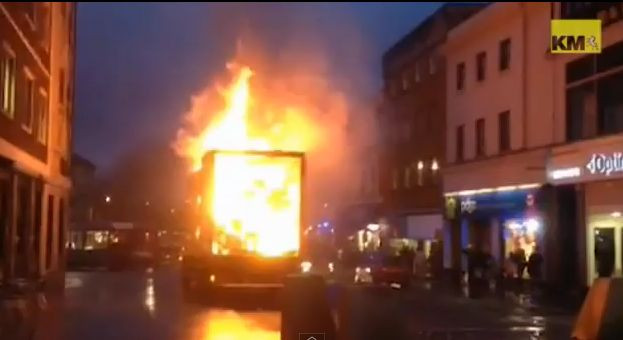 VIDEO.Momentul in care un barbat isi risca viata pentru a muta intr-un loc sigur un camion care arde