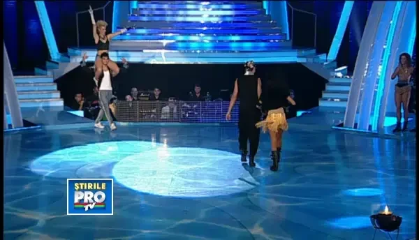 Oana Ionita si Ali, dans energic si veselie. Pantalonii scurti i-au dat batai de cap blondei