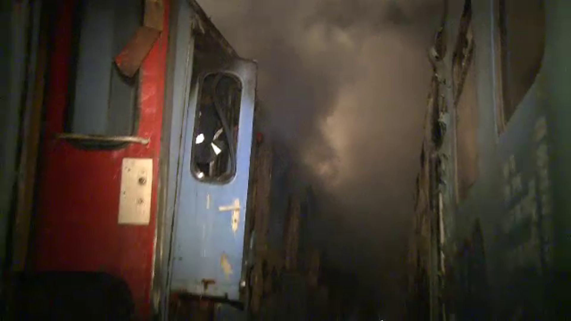 Opt vagoane au luat foc vineri noapte langa podul Grant. Pompierii au intervenit cu 10 autospeciale