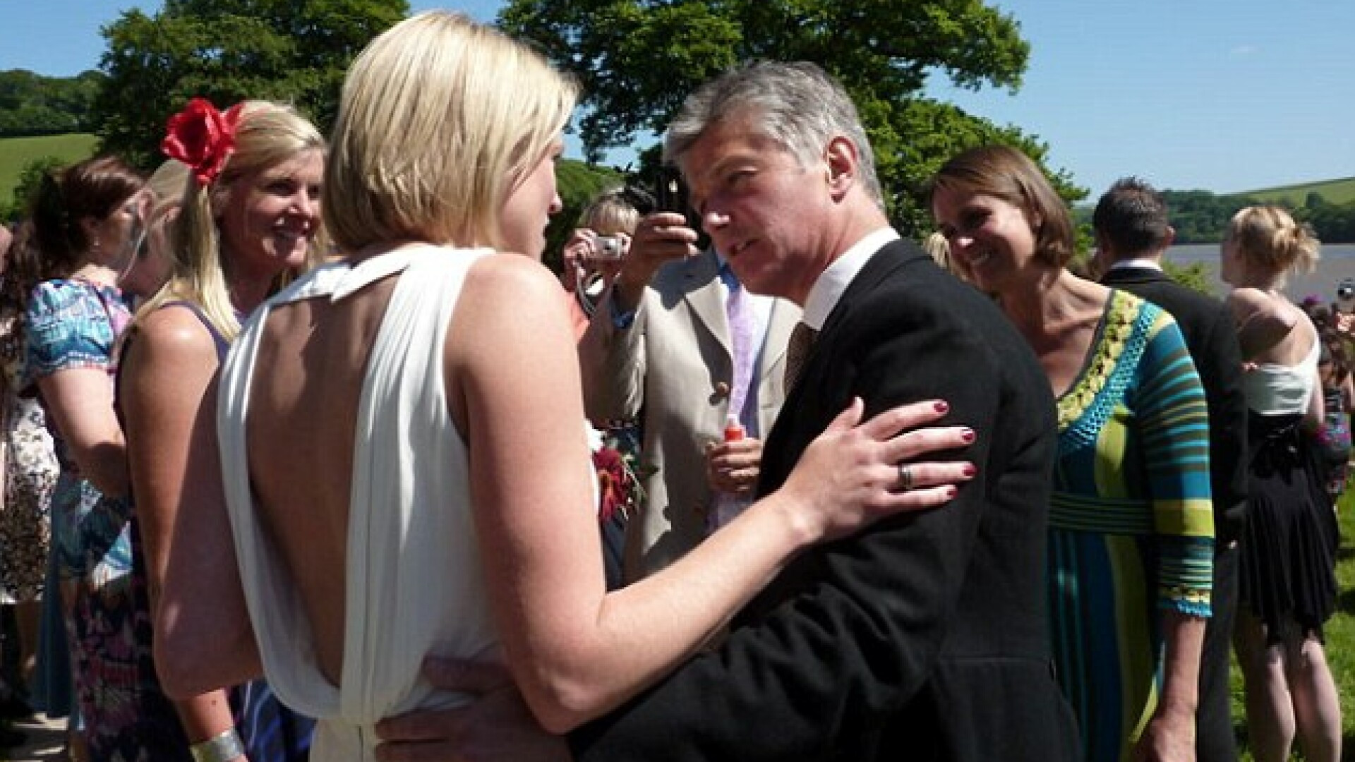 FOTO. Secretul dureros din spatele acestei fotografii de nunta. Ce le ascundea mireasa