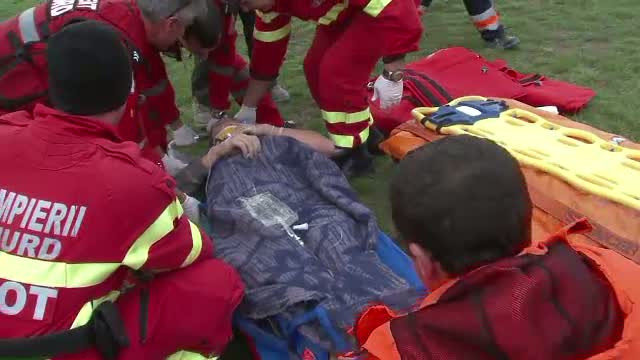 Tanar care fura caramizi, prins sub o placa de beton. A reusit sa scoata mobilul si sa sune la 112