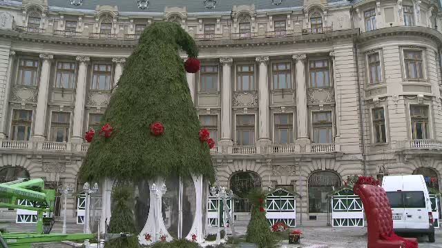 Bucurestiul se pregateste de sarbatori. Au aparut brazii, luminitele si chiar si un patinoar
