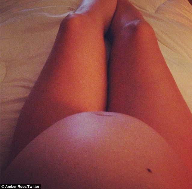 Fotografia de pe Twitter i-a pus pe barbati in dificultate. Cu totii si-au pus aceeasi intrebare