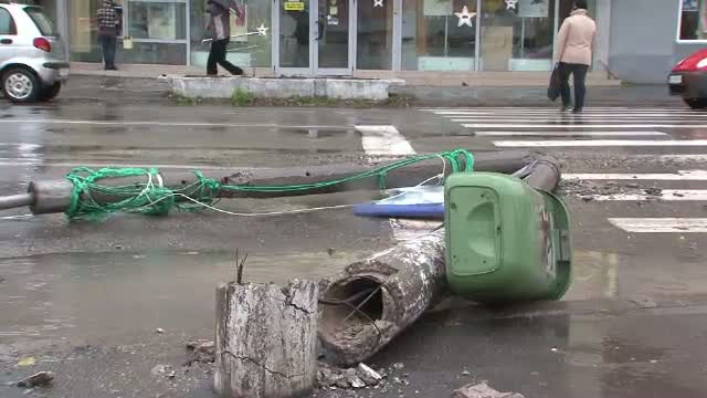 Copaci rupti, stalpi de iluminat cazuti si masini avariate. Furtuna la malul marii, zapada la munte