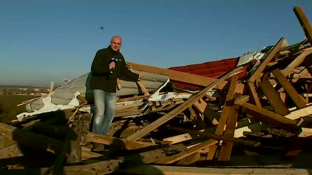 Vijeliile puternice au pus stapanire pe sudul tarii. Masini si case, distruse de rafalele de vant