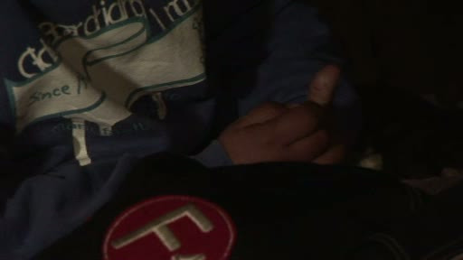 Doi copii, gasiti intr-o scara de bloc din Craiova. Parintii sunt la cersit in Franta