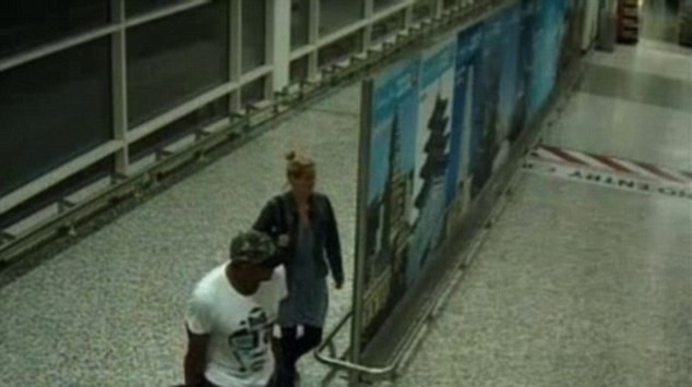 VIDEO. "Te-ai simtit bine cu bucatica asta?" Ce a patit un politist cu iubita lui, la aeroport