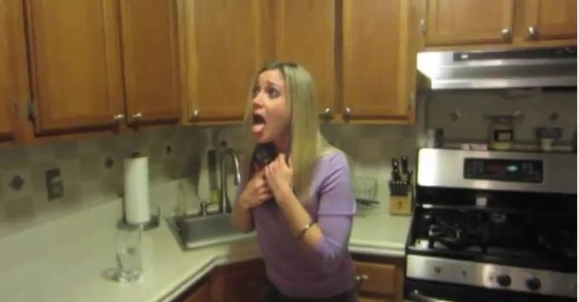 Cum reactioneaza o femeie dupa ce iubitul ei ii strecoara extract de ardei iute in mancare. VIDEO