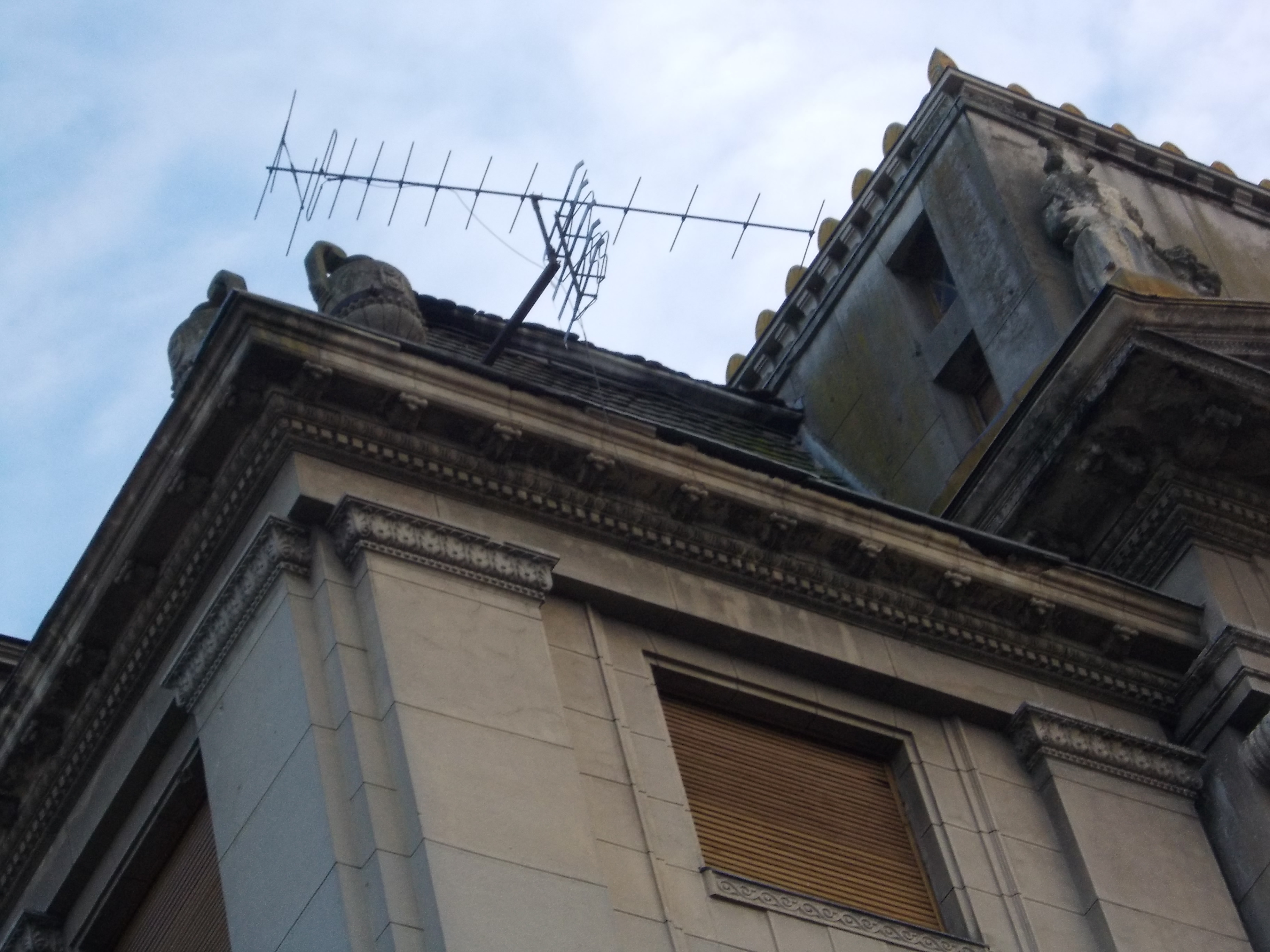 Politia Locala ii someaza pe timisoreni sa renunte la antenele “pentru sarbi”