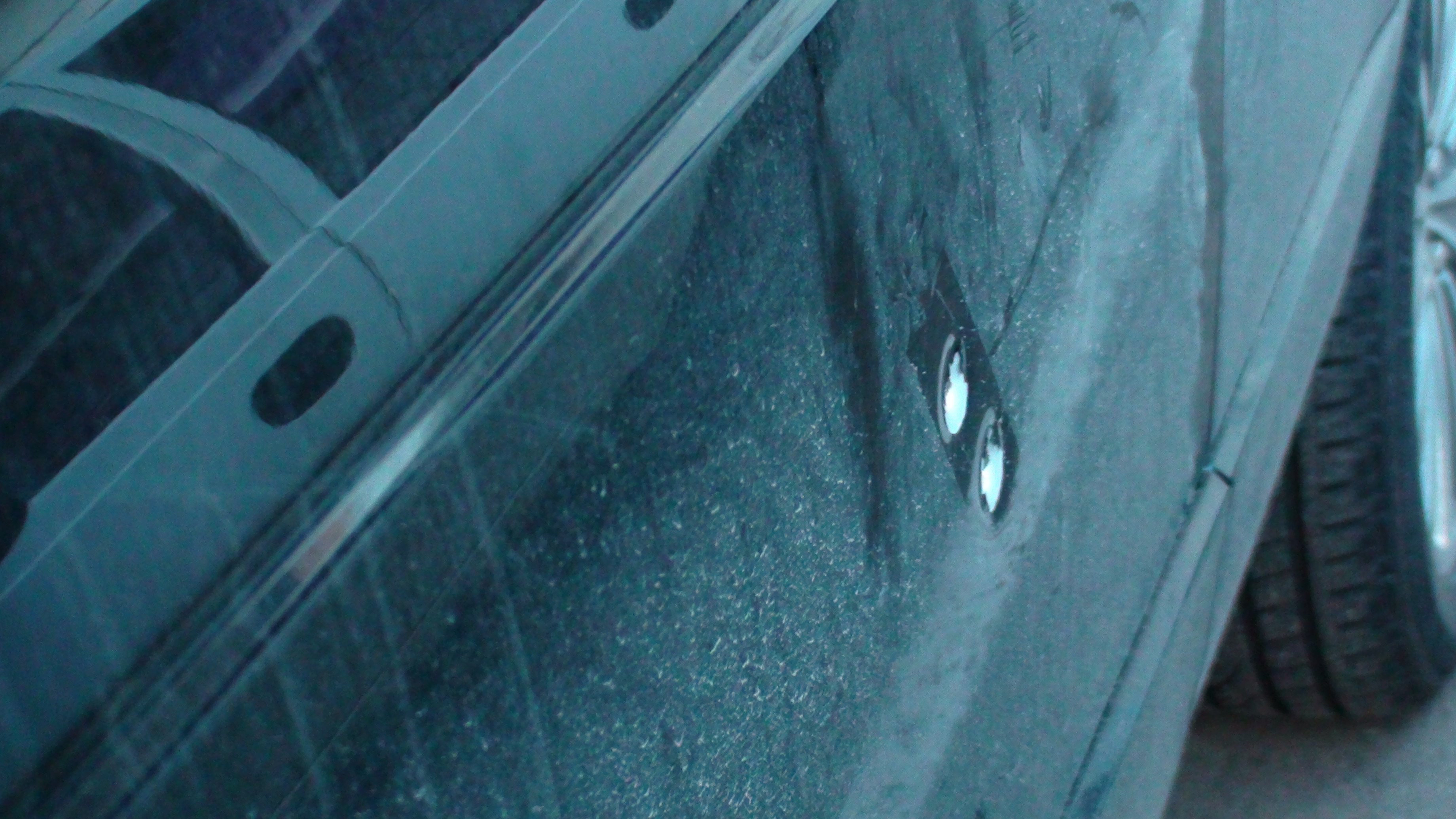 Masina unui om de afaceri din Resita a fost gaurita de gloante. Pe capota a fost gasit si un pistol