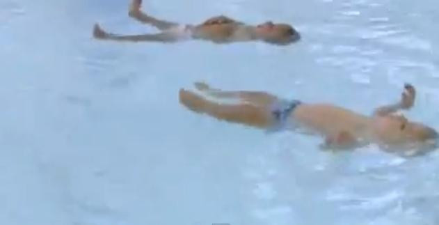 Nu pot merge sau sta in picioare, dar pot la numai 9 luni traversa inot un bazin de 25 metri. Video