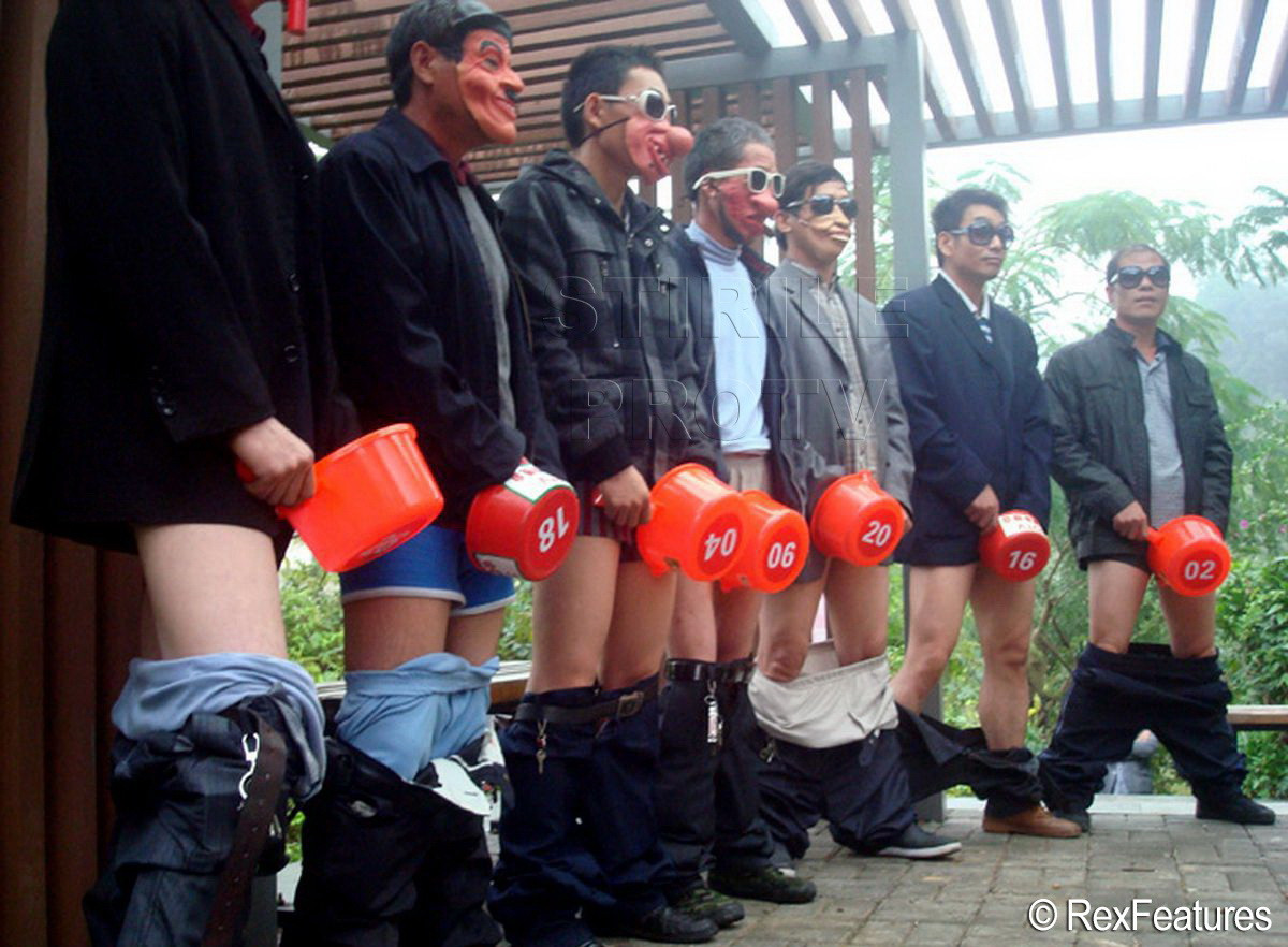 Singurul concurs in care ultimul la "linia de sosire" este castigator. Ce fac acesti barbati. VIDEO