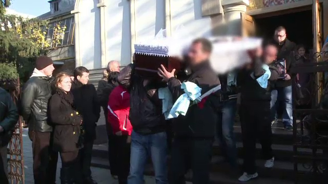 Momente emotionante la Galati la inmormantarea taximetristului aruncat in fantana de doi clienti