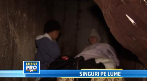 Traiesc in gunoaie si mananca la cateva zile. Ei sunt copiii nimanui, lasati la mila iernii