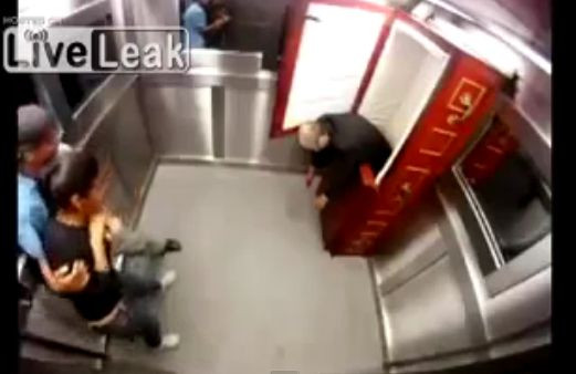 Cand "mortul" revine la viata in lift. Farsa care i-a facut pe oameni sa tipe de groaza. VIDEO