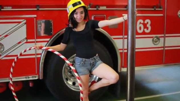 O dansatoare din SUA a creat probleme unei intregi sectii de pompieri. Cum s-a filmat. VIDEO
