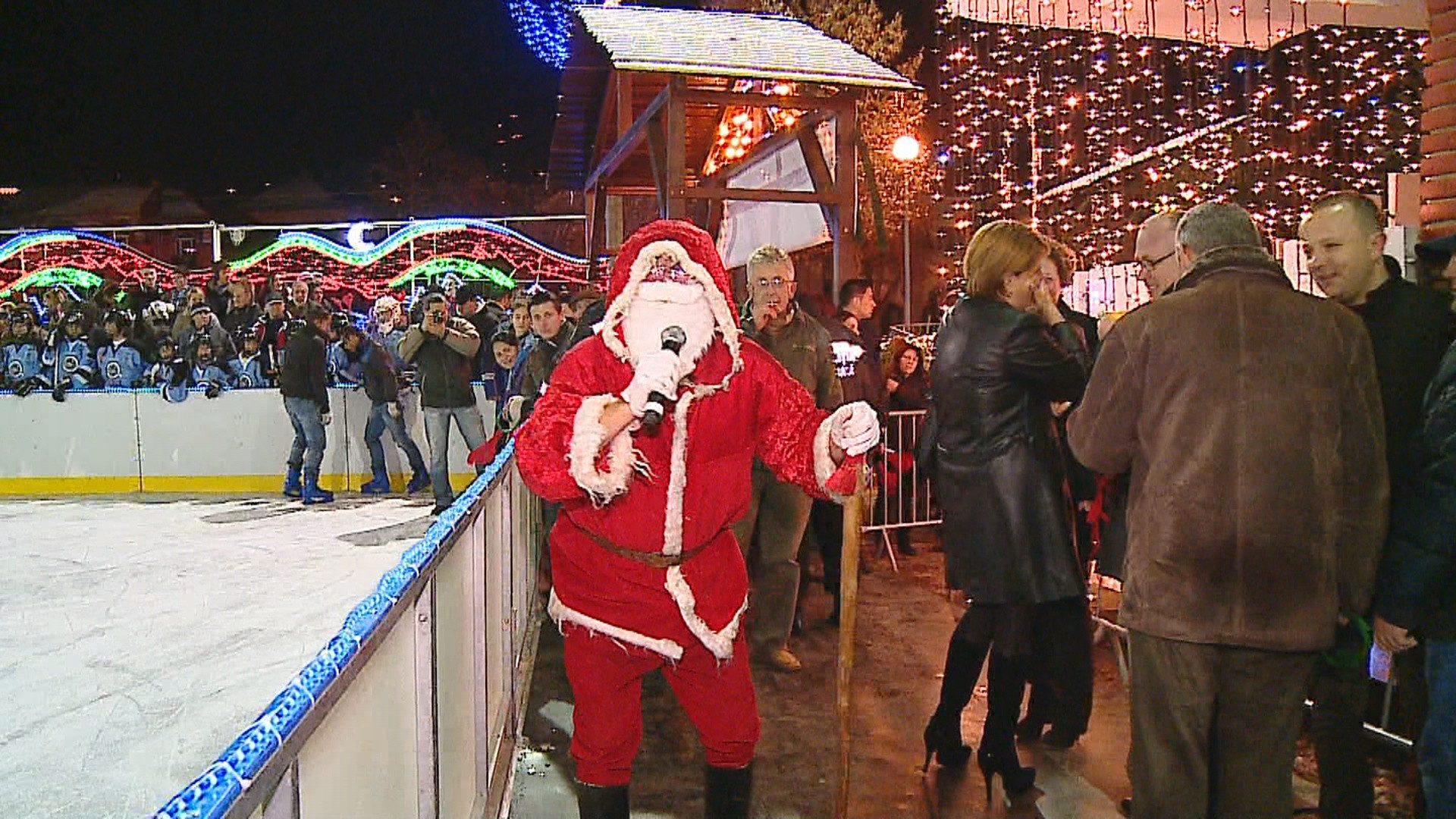 Start la distractie in Targu Mures. Patinoarul artificial si-a deschis portile