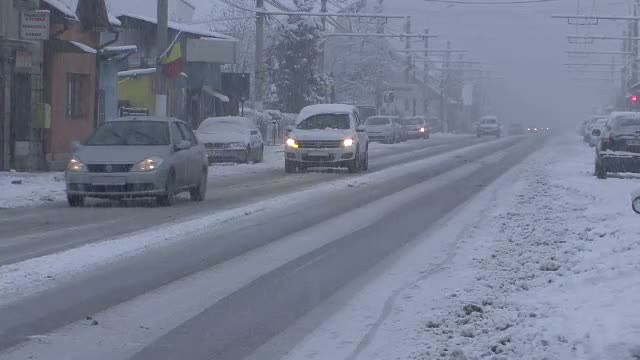 Ajunul de Mos Nicolae a adus zapada in Mehedinti si Gorj. Meteorologii au emis cod galben de ninsori