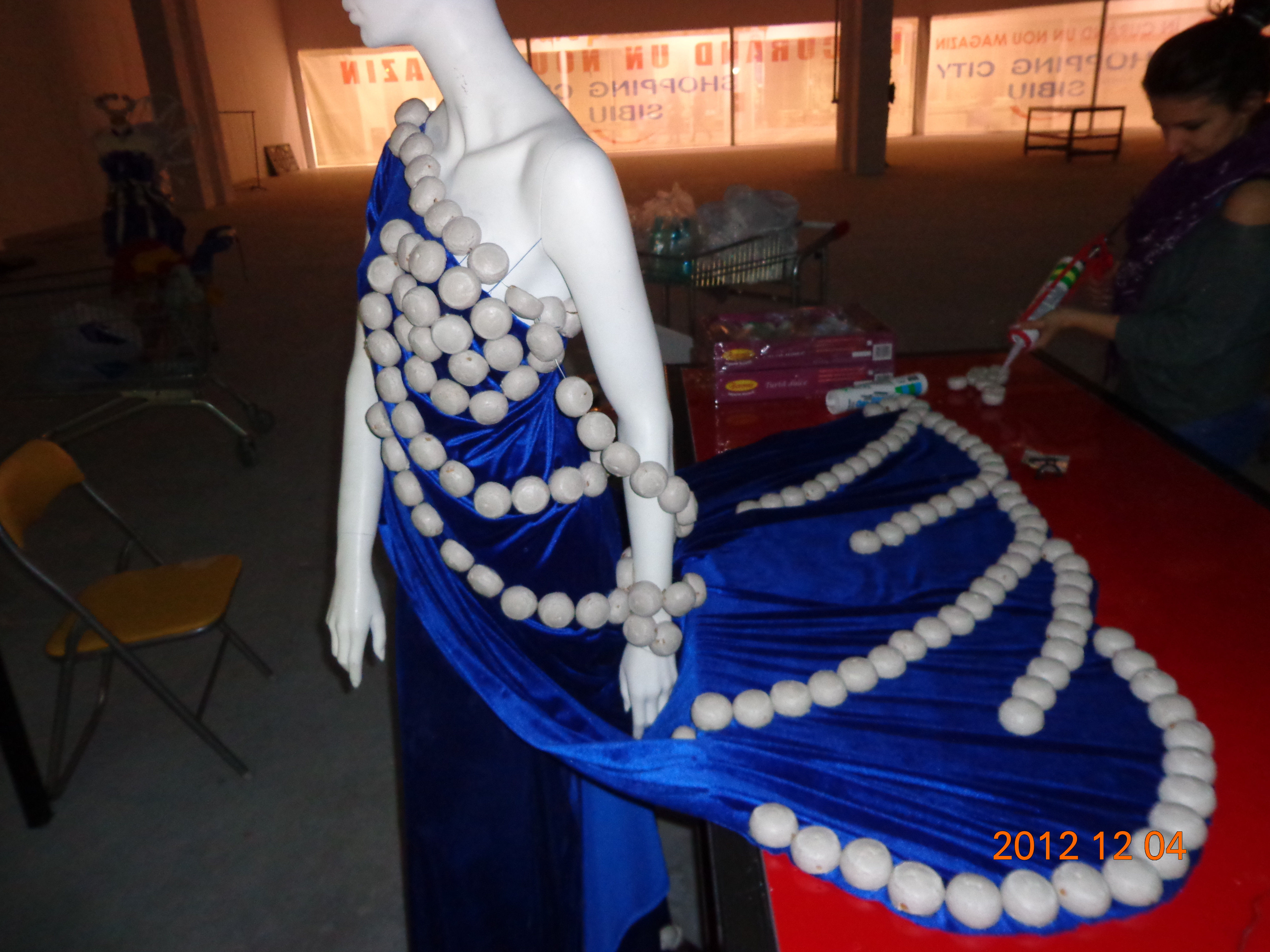 Creativitate. Studentii Universitatii Lucian Blaga din Sibiu expun rochii din turta dulce