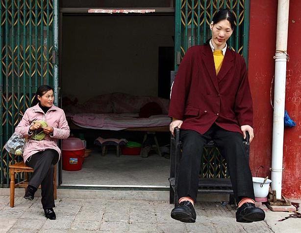 Cea mai inalta femeie din lume, care masura 2,36 metri, a murit la varsta de 40 de ani