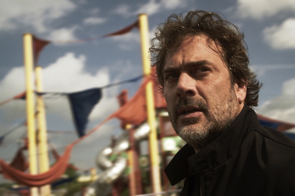 Trebuie sa livreze un colet, altfel cineva isi pierde viata. Are o geanta, un nume si 60 de ore