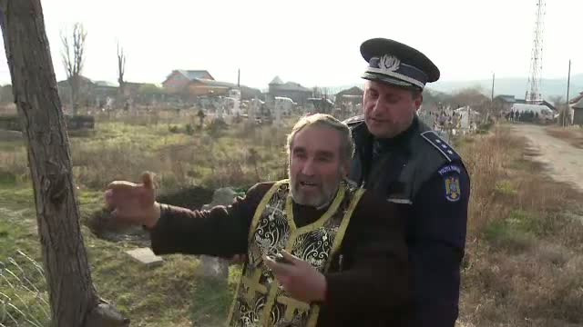 Un preot din Buzau, la un pas de-a fi batut de enoriasi. Totul a pornit de la un loc de veci