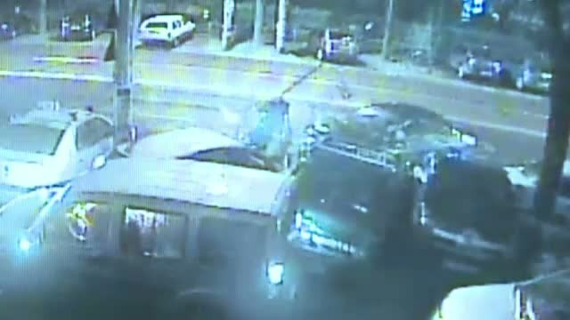 In 10 secunde a distrus opt masini parcate. Isprava unui tanar care s-a urcat la volan fara carnet