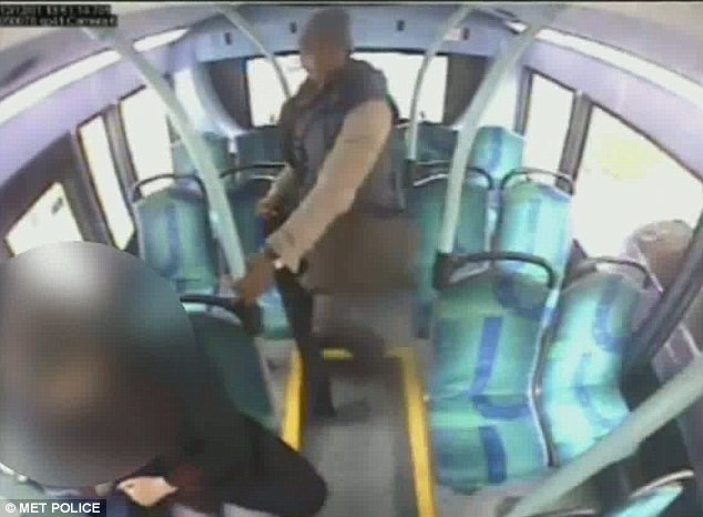 Pasager strangulat de un barbat in autobuz, fara niciun motiv. VIDEO socant