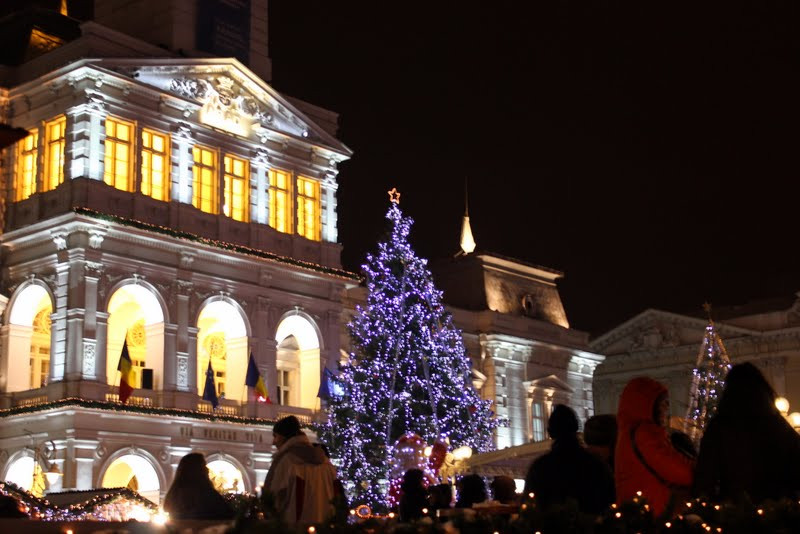 Mos Nicolae a aprins luminile Pomului de Craciun din Arad si a impartit sute de cadouri