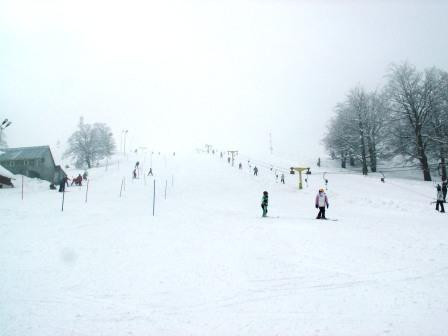 In ultimele zile, la Straja a nins cat in tot sezonul de iarna, spun cabanierii. Partiile sunt perfecte, dar lipsesc turistii