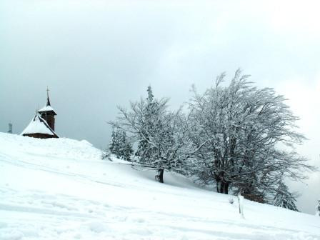 Apa de Boboteaza pentru schitul din Straja. Provine din izvoare de la peste 1.700 metri altitudine