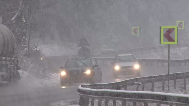 Prima ninsoare i-a luat din nou prin surprindere pe soferi. Ambulante, blocate in zapada