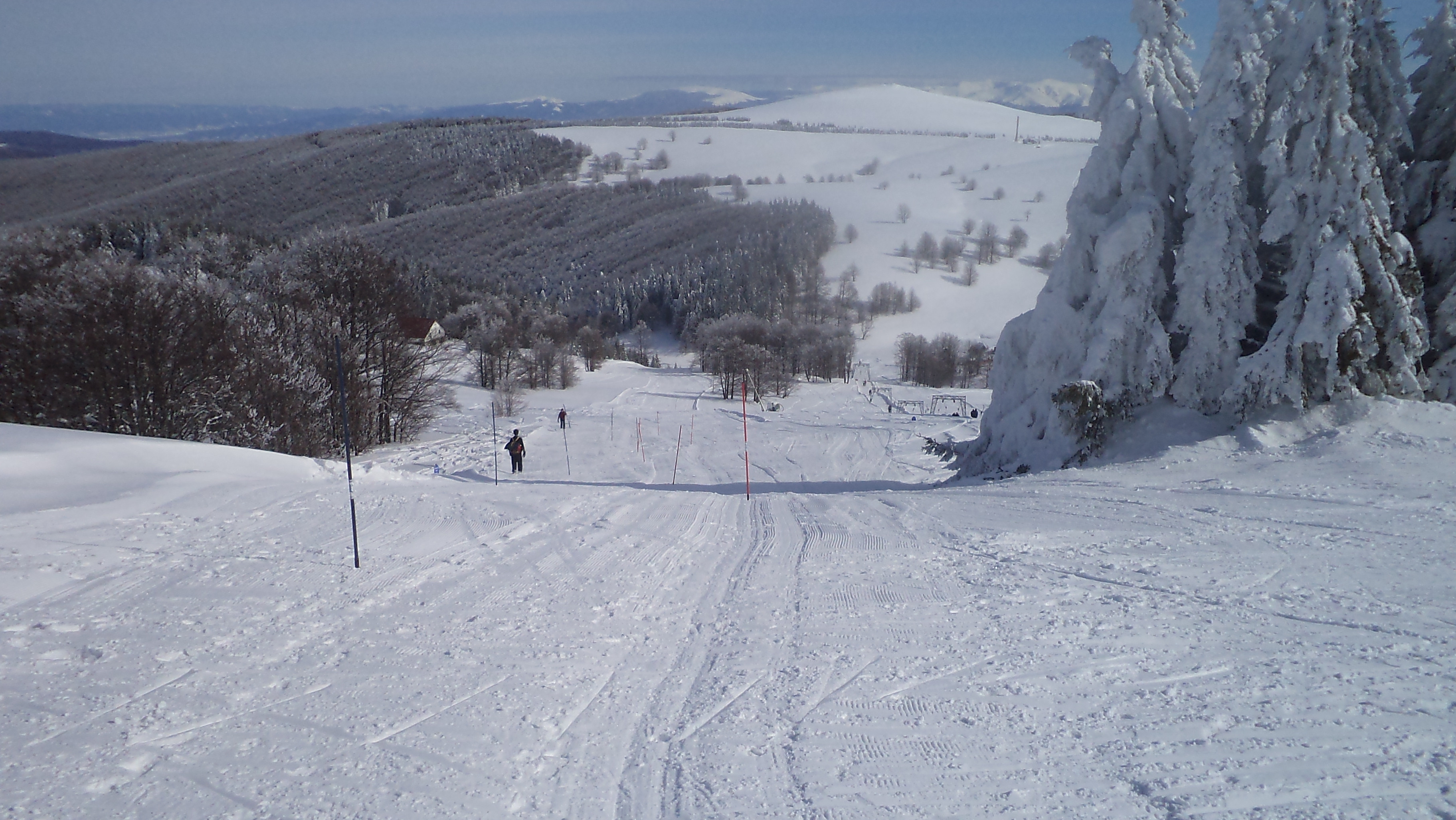 Accident pe partia de la Semenic. Un baiat de 14 ani a intrat in casuta de bilete de la baza partiei, in timp ce schia