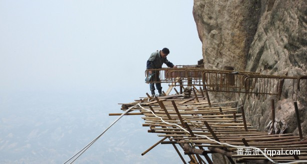 Ce fac oamenii cu cel mai inspaimantator job din lume! GALERIE FOTO
