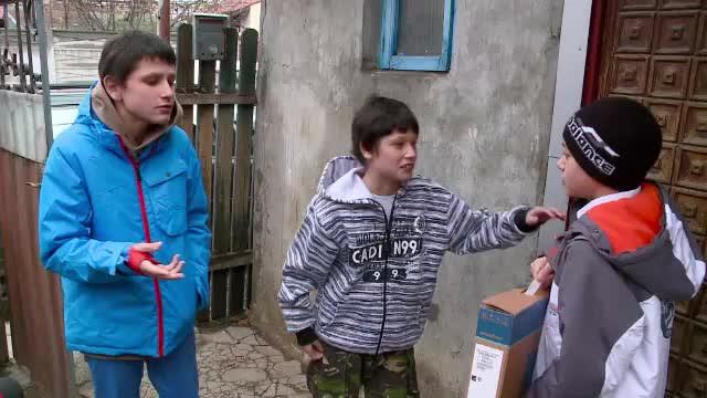 Magia sarbatorilor. Fratii Gafar au daruit unei familii nevoiase unul dintre laptopurile primite