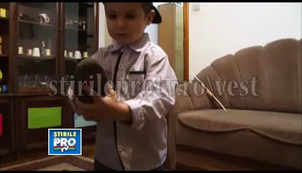 Bucurie fara margini. Vezi ce reactii au avut copiii care si-au gasit ghetutele pline cu daruri