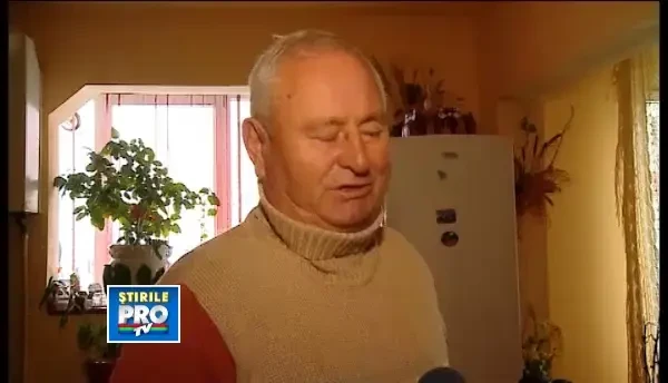 Un baietel de 2 ani din Reghin a fost abandonat de mama lui in scara unui bloc