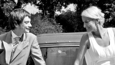 Abia la 6 luni de la nunta si-au permis o luna de miere. Mireasa nu s-a mai intors insa din vacanta