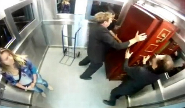 Farsa cu fetita din lift e minciuna: urci cu liftul cu un sicriu care nu e gol! VIDEO