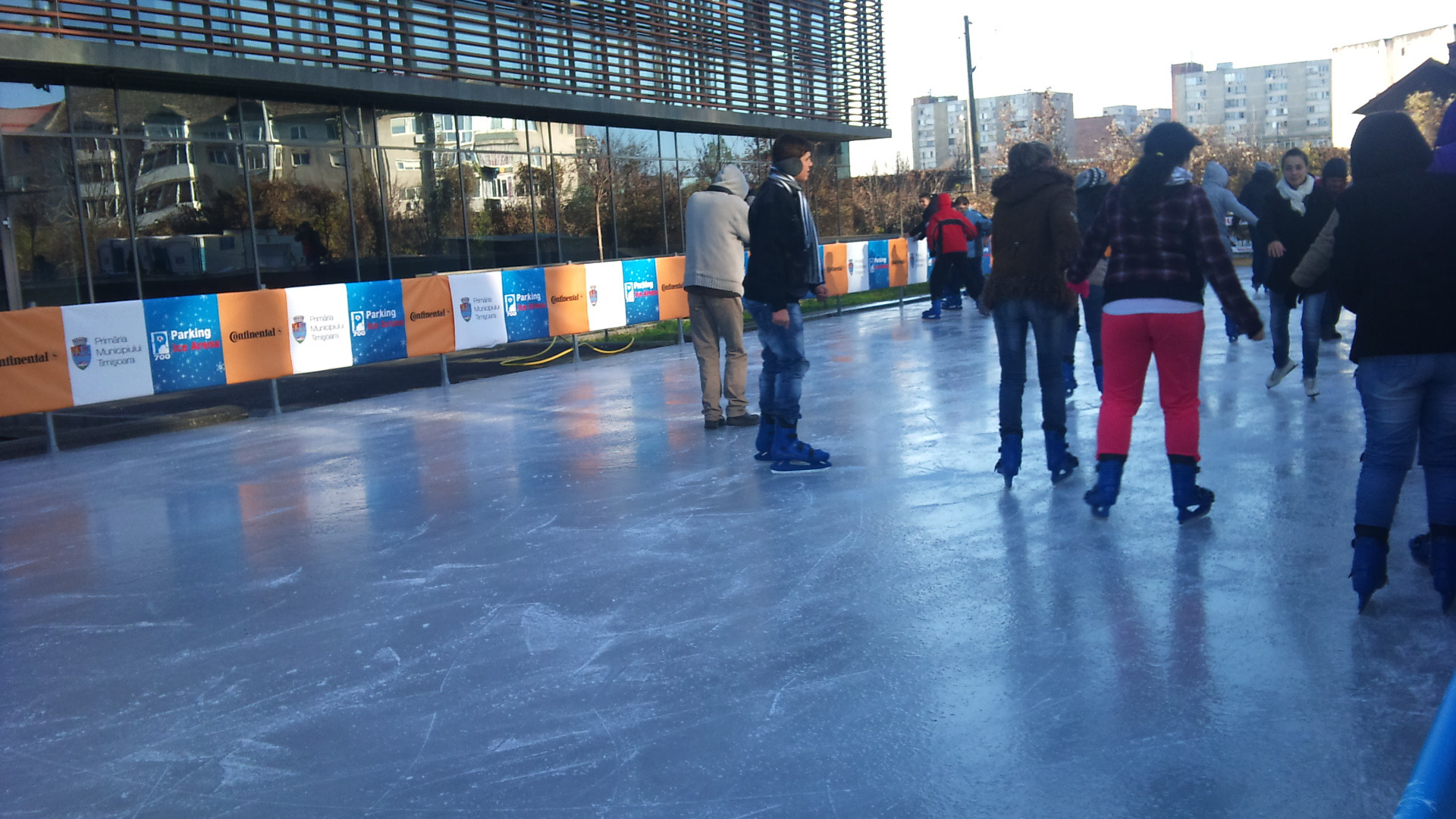 Distractie pe gheata! Patinoarul din Piata 700 s-a deschis astazi!