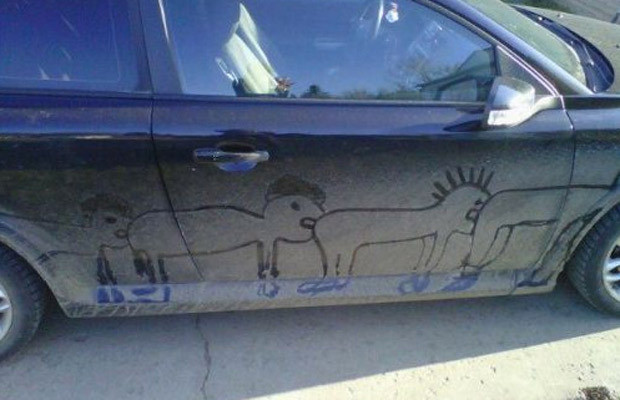 Acestea sunt cele mai tari mesaje scrise pe masini murdare: GALERIE FOTO :)