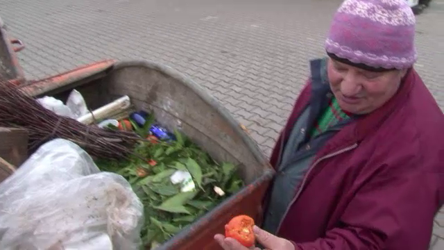 Sarbatorile romanilor care, dupa zeci de ani de munca, au ajuns sa-si caute mancarea printre gunoaie