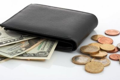 Schimb valutar cu dolari falsi. Ideea l-a costat libertatea pe un tanar din Arad