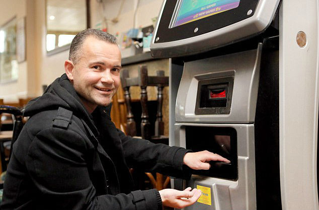 Povestea omului care a castigat anul acesta mai bine de 100,000 de euro din jocurile la "pacanele":