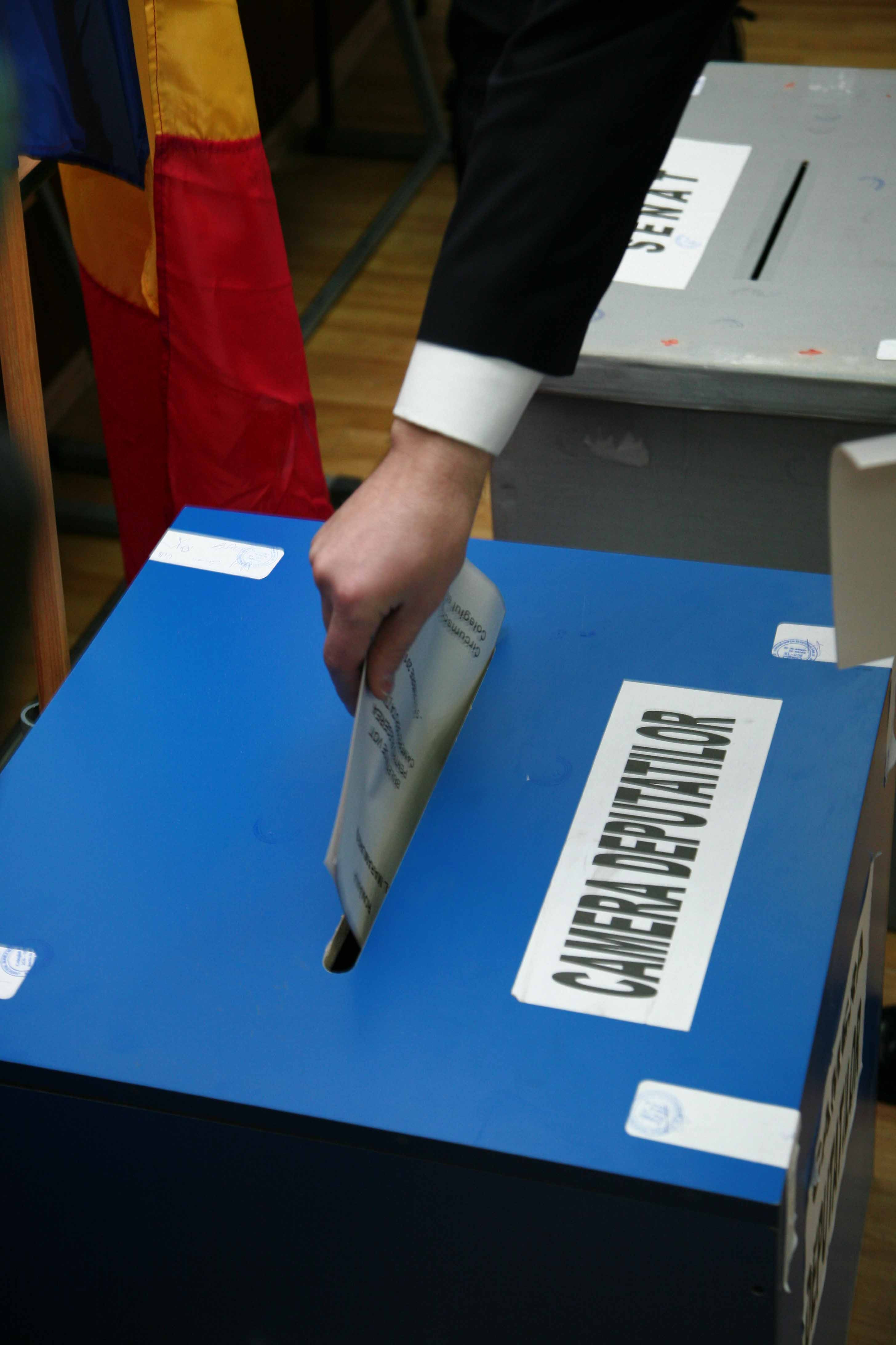 Si-a fotografiat votul cu telefonul mobil. Un barbat din Targu Jiu este cercetat de politisti