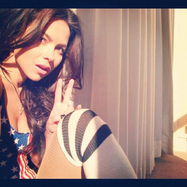 Fotografia intima adorata de barbati. Vedeta din Romania le-a deschis usa dormitorului ei