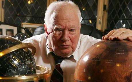 Astronomul si prezentatorul TV britanic Patrick Moore a murit la varsta de 89 de ani