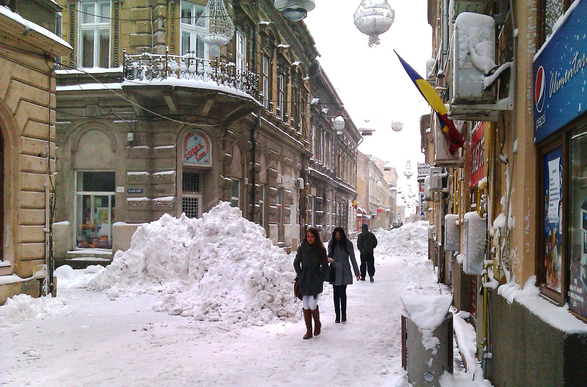 Doua drumuri aradene raman inchise. Vezi situatia din judet