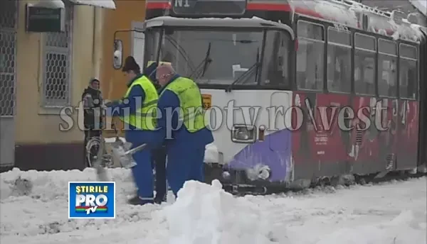Tramvai blocat pe sine, la Timisoara. Cativa oameni au incercat sa inlature zapada cu lopetile.VIDEO