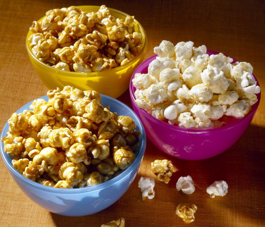Popcornul pregătit acasă, o sursă excelentă de proteine şi vitamine. Când devine periculos